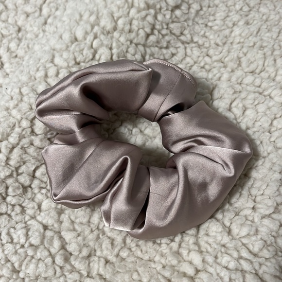 1pc EMLY Scrunchie - Picture 5 of 5